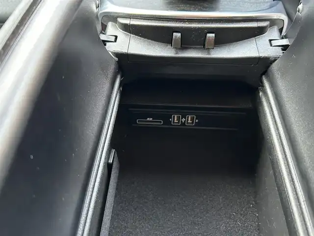 メルセデス・ベンツ Ｃ２２０ｄ ワゴン ローレウスエディション 福岡県 2017(平29)年 3.7万km 黒 禁煙車/純正ナビゲーション/TV/BT/SD/USB/CD/DVD/バックカメラ/黒レザーシート/前席シートヒーター/前席パワーシート/パノラミックスライディングルーフ/LEDオートライト/パワーバックドア/パドルシフト/キーレスゴー/アダプティブクルーズコントロール/ESP/アクティブブレーキアシスト/ブラインドスポットアシスト/レーンキープアシスト/アテンションアシスト/ETC/取扱説明書/ワンオーナー