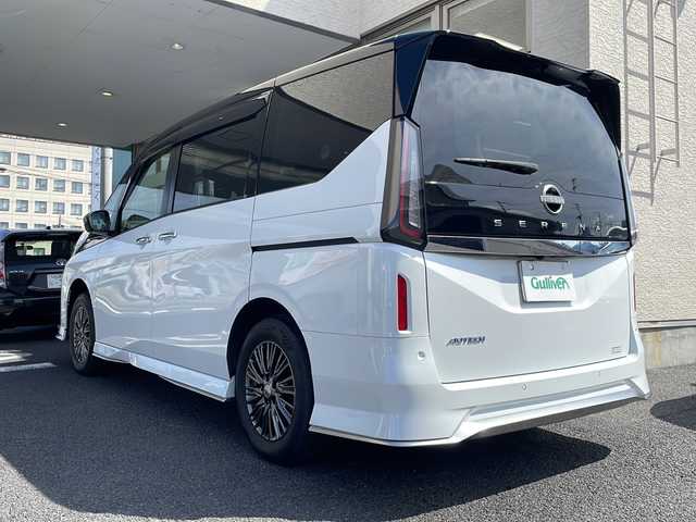 日産 セレナ オーテック 山形県 2023(令5)年 1.2万km パールⅡ ・ワンオーナー/・４WD/・純正ディスプレイオーディオ/フルセグ//AndroidAuto/Bluetooth/・アラウンドビューモニター/・ビルトインETC2.0/・純正前後ドラレコ/・MTモード付きAT/・プロパイロット/・エマージェンシーブレーキ/・レーンキープアシスト/・ロードサインアシスト/・先行車発進お知らせ/・踏み間違い衝突防止アシスト/・インテリジェント BSI/・LEDヘッドランプ/・オートマチックハイビーム/・電子パーキング/・ブレーキホールド/・デジタルインナーミラー/・パドルシフト/・ハンドルヒーター/・両側パワースライドドア（ハンズフリー付き）/・前席、セカンドシートヒーター/・置くだけ充電/・純正AW/・純正マット/・スペアキー1本/・保証書/・取扱説明書
