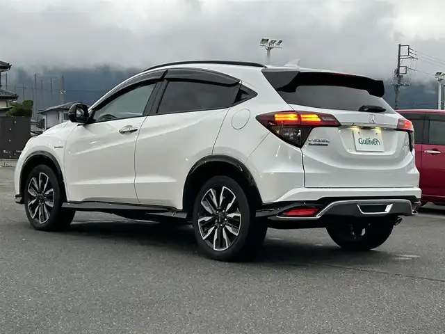 ホンダ ヴェゼル ハイブリッド モデューロ X ホンダセンシング 山梨県 2020(令2)年 5.4万km プラチナホワイトパール ホンダセンシング/　・衝突軽減ブレーキ/　・誤発進抑制機能/　・歩行者事故低減ステアリング/　・路外逸脱抑制機能/　・アダプティブクルーズコントロール/　・車線維持支援システム/　・先行車発進お知らせ機能/　・標識認識機能/ModuloX専用フロントバンパー/ModuloX専用フロントグリル/純正ナビ/　(CD/DVD/USB/SD/iPod/BT/フルセグ)/バックカメラ/LEDオートライト/LEDフォグランプ/ハーフレザーシート/シートヒーター/純正18インチアルミホイール/パドルシフト/ルーフレール/スマートキー/ビルトインETC