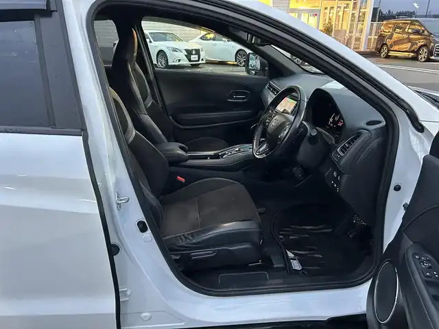 ホンダ ヴェゼル ハイブリッド モデューロ X ホンダセンシング 山梨県 2020(令2)年 5.4万km プラチナホワイトパール ホンダセンシング/　・衝突軽減ブレーキ/　・誤発進抑制機能/　・歩行者事故低減ステアリング/　・路外逸脱抑制機能/　・アダプティブクルーズコントロール/　・車線維持支援システム/　・先行車発進お知らせ機能/　・標識認識機能/ModuloX専用フロントバンパー/ModuloX専用フロントグリル/純正ナビ/　(CD/DVD/USB/SD/iPod/BT/フルセグ)/バックカメラ/LEDオートライト/LEDフォグランプ/ハーフレザーシート/シートヒーター/純正18インチアルミホイール/パドルシフト/ルーフレール/スマートキー/ビルトインETC