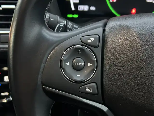 ホンダ ヴェゼル ハイブリッド モデューロ X ホンダセンシング 山梨県 2020(令2)年 5.4万km プラチナホワイトパール ホンダセンシング/　・衝突軽減ブレーキ/　・誤発進抑制機能/　・歩行者事故低減ステアリング/　・路外逸脱抑制機能/　・アダプティブクルーズコントロール/　・車線維持支援システム/　・先行車発進お知らせ機能/　・標識認識機能/ModuloX専用フロントバンパー/ModuloX専用フロントグリル/純正ナビ/　(CD/DVD/USB/SD/iPod/BT/フルセグ)/バックカメラ/LEDオートライト/LEDフォグランプ/ハーフレザーシート/シートヒーター/純正18インチアルミホイール/パドルシフト/ルーフレール/スマートキー/ビルトインETC