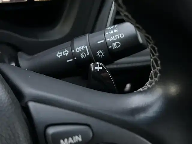 ホンダ ヴェゼル ハイブリッド モデューロ X ホンダセンシング 山梨県 2020(令2)年 5.4万km プラチナホワイトパール ホンダセンシング/　・衝突軽減ブレーキ/　・誤発進抑制機能/　・歩行者事故低減ステアリング/　・路外逸脱抑制機能/　・アダプティブクルーズコントロール/　・車線維持支援システム/　・先行車発進お知らせ機能/　・標識認識機能/ModuloX専用フロントバンパー/ModuloX専用フロントグリル/純正ナビ/　(CD/DVD/USB/SD/iPod/BT/フルセグ)/バックカメラ/LEDオートライト/LEDフォグランプ/ハーフレザーシート/シートヒーター/純正18インチアルミホイール/パドルシフト/ルーフレール/スマートキー/ビルトインETC