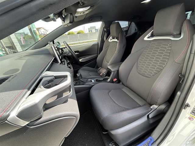 トヨタ カローラ スポーツ G Z 埼玉県 2018(平30)年 4万km ホワイトパールクリスタルシャイン 社外ディスプレイオーディオ（FM/AM/BT/CD）/バックカメラ/アダプティブクルーズコントロール/ETC/社外15インチアルミホイール/純正18インチアルミホイール車載/レーンキープアシスト/パドルシフト/ドラレコ/オートライト/ステアリングスイッチ/プッシュスタート/純正フロアマット/トノカバー/純正ドアバイザー/ヘッドアップディスプレイ/電子パーキングブレーキ/ブレーキホールド/横滑り防止システム/アイドリングストップ/スマートキー/スペアキー1本/保証書/取扱説明書/ナビ取説
