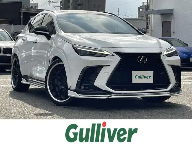 レクサス ＮＸ 350h Fスポーツ 福岡県 2022(令4)年 1.5万km ホワイトノーヴァガラスフレーク 純正14インチナビ/（Bluetooth対応/フルセグTV/AM/FM）/サンルーフ/デジタルインナーイラー/ヘッドアップディスプレイ/ブラインドスポットモニター/レーダークルーズコントロール/パドルシフト/ARTISAN製エアロ（フロント・サイド・リア）/ルーフレール/360度カメラ/バックカメラ/前席パワーシート（運転席メモリ付き）/前席シートヒーター/前席エアーシート/ステアリングヒーター/パワーバックドア/ビルトインETC/三眼フルLEDヘッドライト/クリアランスソナー/純正フロアマット/ARTISAN製アルミホイール（22インチ）/プッシュスタート/パーキングサポートブレーキ/本革シート/取扱説明書/スペアキー/スマートキー