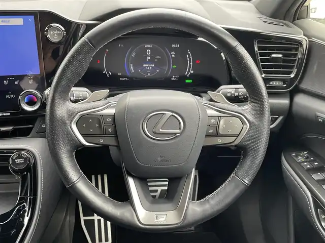 レクサス ＮＸ 350h Fスポーツ 福岡県 2022(令4)年 1.5万km ホワイトノーヴァガラスフレーク 純正14インチナビ/（Bluetooth対応/フルセグTV/AM/FM）/サンルーフ/デジタルインナーイラー/ヘッドアップディスプレイ/ブラインドスポットモニター/レーダークルーズコントロール/パドルシフト/ARTISAN製エアロ（フロント・サイド・リア）/ルーフレール/360度カメラ/バックカメラ/前席パワーシート（運転席メモリ付き）/前席シートヒーター/前席エアーシート/ステアリングヒーター/パワーバックドア/ビルトインETC/三眼フルLEDヘッドライト/クリアランスソナー/純正フロアマット/ARTISAN製アルミホイール（22インチ）/プッシュスタート/パーキングサポートブレーキ/本革シート/取扱説明書/スペアキー/スマートキー