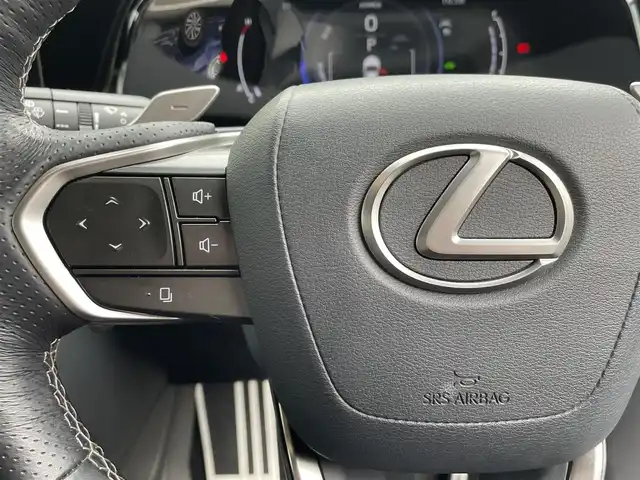 レクサス ＮＸ 350h Fスポーツ 福岡県 2022(令4)年 1.5万km ホワイトノーヴァガラスフレーク 純正14インチナビ/（Bluetooth対応/フルセグTV/AM/FM）/サンルーフ/デジタルインナーイラー/ヘッドアップディスプレイ/ブラインドスポットモニター/レーダークルーズコントロール/パドルシフト/ARTISAN製エアロ（フロント・サイド・リア）/ルーフレール/360度カメラ/バックカメラ/前席パワーシート（運転席メモリ付き）/前席シートヒーター/前席エアーシート/ステアリングヒーター/パワーバックドア/ビルトインETC/三眼フルLEDヘッドライト/クリアランスソナー/純正フロアマット/ARTISAN製アルミホイール（22インチ）/プッシュスタート/パーキングサポートブレーキ/本革シート/取扱説明書/スペアキー/スマートキー