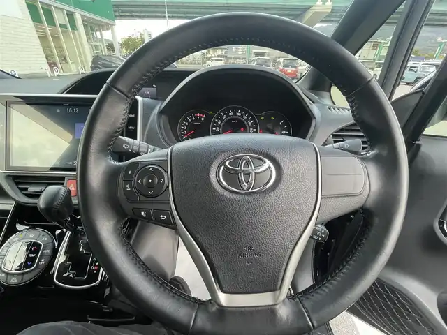 トヨタ ノア Si ダブルバイビーⅡ 福岡県 2019(令1)年 4.6万km ブラック 純正10型SDナビ(フルセグTV/CD/DVD/BT)/バックカメラ/トヨタセーフティー/後席フリップダウンモニター/コーナーセンサー/両側パワスラ/クルコン/ドラレコ/ETC/純正LEDヘッドライト/純正16インチアルミホイール/プッシュスタート/スマートキー