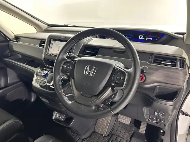 ホンダ フリード ハイブリット G ホンダセンシング 佐賀県 2022(令4)年 5.2万km プラチナホワイトパール 純正７型ナビ/(TV/CD/DVD/Bluetooth)/衝突被害軽減ブレーキ/バックカメラ/前後ドライブレコーダー/コーナーセンサー/レーンアシスト/追従型クルーズコントロール/両側パワースライドドア/シートヒーター/ハーフレザーシート/純正１５インチアルミホイール/純正フロアマット/ＬＥＤヘッドライト/オートライト/ビルトインETC/ドアバイザー/先行車発進告知機能/標識認識機能/横滑り防止機能/盗難防止装置