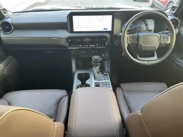 トヨタ ランドクルーザー ２５０ ZX ファーストエディション 愛知県 2024(令6)年 0.9万km ブラック ワンオーナー/４WD＆ディーゼルターボ/ムーンルーフ/純正12.3型ディスプレイオーディオプラス/・車載ナビ／地デジTV／HDMI/・Apple Car Play／Android Auto/JBLプレミアムサウンドシステム/パノラミックビューモニター/マルチテレインモニター/丸目LEDヘッドライト＆フォグランプ/専用加飾付ダークチェスナット革シート/前席パワーシート/前席＆3列目シートヒーター＆ベントレーション/3列目電動格納シート/ハンズフリーパワーバックドア/電動リアデフロック／マルチテレインセレクト/TOYOTA SAFETY SENSE/・プリクラッシュセーフティ/・レーントレーシングアシスト/・レーダークルーズコントロール/・オートマチックハイビーム/・フロントクロストラフィックアラート/・レーンチェンジアシスト/・トヨタチームメイト(アドバンストドライブ)/ブラインドスポットモニター/デジタルインナーミラー/純正前後方ドライブレコーダー/ワイヤレス充電器/純正マットブラック塗装18インチAW
