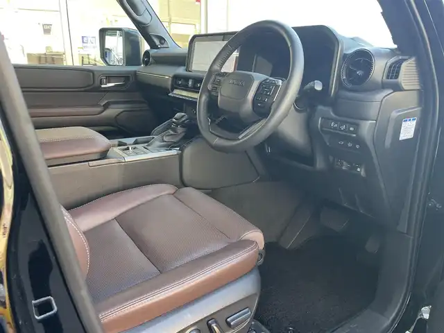 トヨタ ランドクルーザー ２５０ ZX ファーストエディション 愛知県 2024(令6)年 0.9万km ブラック ワンオーナー/４WD＆ディーゼルターボ/ムーンルーフ/純正12.3型ディスプレイオーディオプラス/・車載ナビ／地デジTV／HDMI/・Apple Car Play／Android Auto/JBLプレミアムサウンドシステム/パノラミックビューモニター/マルチテレインモニター/丸目LEDヘッドライト＆フォグランプ/専用加飾付ダークチェスナット革シート/前席パワーシート/前席＆3列目シートヒーター＆ベントレーション/3列目電動格納シート/ハンズフリーパワーバックドア/電動リアデフロック／マルチテレインセレクト/TOYOTA SAFETY SENSE/・プリクラッシュセーフティ/・レーントレーシングアシスト/・レーダークルーズコントロール/・オートマチックハイビーム/・フロントクロストラフィックアラート/・レーンチェンジアシスト/・トヨタチームメイト(アドバンストドライブ)/ブラインドスポットモニター/デジタルインナーミラー/純正前後方ドライブレコーダー/ワイヤレス充電器/純正マットブラック塗装18インチAW
