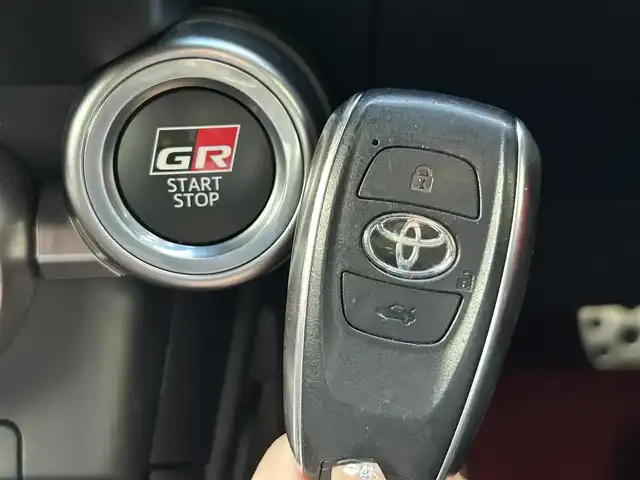 トヨタ ＧＲ８６ RZ 愛媛県 2024(令6)年 1.8万km クリスタルホワイトパール 純正メモリナビ/CD/DVD/BT/DTV/バックカメラ/ETC/ナビ連動ドライブレコーダー/レーダークルーズコントロール/レーンキープアシストシステム/プリクラッシュセーフティ/革巻きステアリング/ステアリングスイッチ/LEDヘッドライト/オートライト/フォグランプ/ドライブモード/純正フロアマット/純正18インチアルミホイール/プッシュスタート/スマートキー