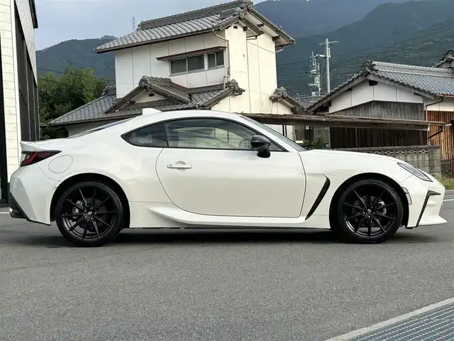 トヨタ ＧＲ８６ RZ 愛媛県 2024(令6)年 1.8万km クリスタルホワイトパール 純正メモリナビ/CD/DVD/BT/DTV/バックカメラ/ETC/ナビ連動ドライブレコーダー/レーダークルーズコントロール/レーンキープアシストシステム/プリクラッシュセーフティ/革巻きステアリング/ステアリングスイッチ/LEDヘッドライト/オートライト/フォグランプ/ドライブモード/純正フロアマット/純正18インチアルミホイール/プッシュスタート/スマートキー