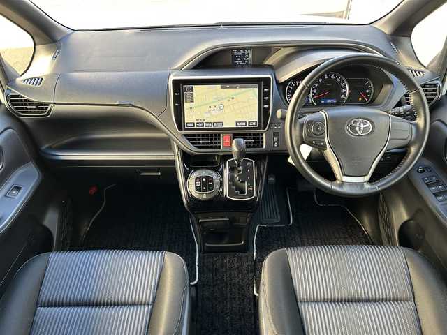 トヨタ ヴォクシー ZS 煌Ⅱ 道東・釧路十勝 2017(平29)年 4万km ホワイトパールクリスタルシャイン 4WD/寒冷地仕様/Toyota Safety SenseC/・PCS(プリクラッシュセーフティ)/・LDA(レーンディパーチャーアラート)/・オートマチックハイビーム/・先行車発進告知機能/純正ディーラーOPナビ/ (CD/DVD/BT)/フルセグTV/バックカメラ/ビルトインETC/両側パワースライドドア/革巻きステアリング/ステアリングスイッチ/プッシュスタート/スマートキー/スペアキー/純正キー1体型エンジンスターター/純正16インチAW/社外15インチAW付スタッドレスタイヤ積込/オートライト/純正LEDヘッドライト/フォグランプ/ウインカーミラー/電動格納ミラー/純正フロアマット/横滑り防止装置/アイドリングストップ/ナビ取扱説明書/取扱説明書/保証書