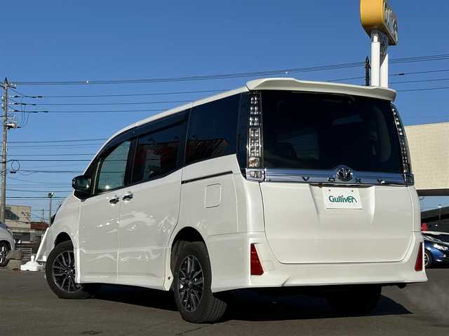 トヨタ ヴォクシー ZS 煌Ⅱ 道東・釧路十勝 2017(平29)年 4万km ホワイトパールクリスタルシャイン 4WD/寒冷地仕様/Toyota Safety SenseC/・PCS(プリクラッシュセーフティ)/・LDA(レーンディパーチャーアラート)/・オートマチックハイビーム/・先行車発進告知機能/純正ディーラーOPナビ/ (CD/DVD/BT)/フルセグTV/バックカメラ/ビルトインETC/両側パワースライドドア/革巻きステアリング/ステアリングスイッチ/プッシュスタート/スマートキー/スペアキー/純正キー1体型エンジンスターター/純正16インチAW/社外15インチAW付スタッドレスタイヤ積込/オートライト/純正LEDヘッドライト/フォグランプ/ウインカーミラー/電動格納ミラー/純正フロアマット/横滑り防止装置/アイドリングストップ/ナビ取扱説明書/取扱説明書/保証書