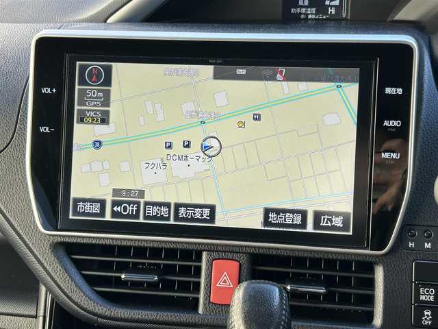 トヨタ ヴォクシー ZS 煌Ⅱ 道東・釧路十勝 2017(平29)年 4万km ホワイトパールクリスタルシャイン 4WD/寒冷地仕様/Toyota Safety SenseC/・PCS(プリクラッシュセーフティ)/・LDA(レーンディパーチャーアラート)/・オートマチックハイビーム/・先行車発進告知機能/純正ディーラーOPナビ/ (CD/DVD/BT)/フルセグTV/バックカメラ/ビルトインETC/両側パワースライドドア/革巻きステアリング/ステアリングスイッチ/プッシュスタート/スマートキー/スペアキー/純正キー1体型エンジンスターター/純正16インチAW/社外15インチAW付スタッドレスタイヤ積込/オートライト/純正LEDヘッドライト/フォグランプ/ウインカーミラー/電動格納ミラー/純正フロアマット/横滑り防止装置/アイドリングストップ/ナビ取扱説明書/取扱説明書/保証書