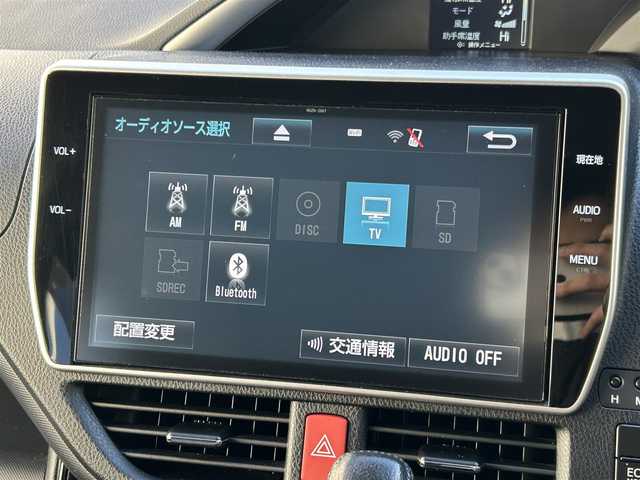 トヨタ ヴォクシー ZS 煌Ⅱ 道東・釧路十勝 2017(平29)年 4万km ホワイトパールクリスタルシャイン 4WD/寒冷地仕様/Toyota Safety SenseC/・PCS(プリクラッシュセーフティ)/・LDA(レーンディパーチャーアラート)/・オートマチックハイビーム/・先行車発進告知機能/純正ディーラーOPナビ/ (CD/DVD/BT)/フルセグTV/バックカメラ/ビルトインETC/両側パワースライドドア/革巻きステアリング/ステアリングスイッチ/プッシュスタート/スマートキー/スペアキー/純正キー1体型エンジンスターター/純正16インチAW/社外15インチAW付スタッドレスタイヤ積込/オートライト/純正LEDヘッドライト/フォグランプ/ウインカーミラー/電動格納ミラー/純正フロアマット/横滑り防止装置/アイドリングストップ/ナビ取扱説明書/取扱説明書/保証書