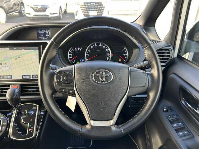 トヨタ ヴォクシー ZS 煌Ⅱ 道東・釧路十勝 2017(平29)年 4万km ホワイトパールクリスタルシャイン 4WD/寒冷地仕様/Toyota Safety SenseC/・PCS(プリクラッシュセーフティ)/・LDA(レーンディパーチャーアラート)/・オートマチックハイビーム/・先行車発進告知機能/純正ディーラーOPナビ/ (CD/DVD/BT)/フルセグTV/バックカメラ/ビルトインETC/両側パワースライドドア/革巻きステアリング/ステアリングスイッチ/プッシュスタート/スマートキー/スペアキー/純正キー1体型エンジンスターター/純正16インチAW/社外15インチAW付スタッドレスタイヤ積込/オートライト/純正LEDヘッドライト/フォグランプ/ウインカーミラー/電動格納ミラー/純正フロアマット/横滑り防止装置/アイドリングストップ/ナビ取扱説明書/取扱説明書/保証書