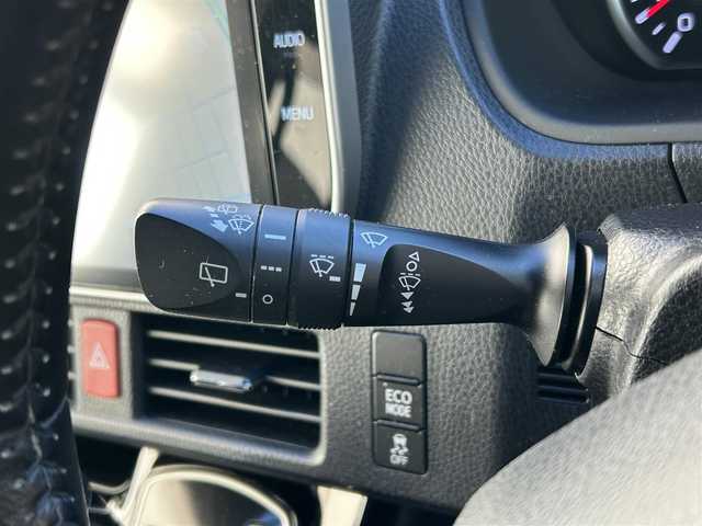 トヨタ ヴォクシー ZS 煌Ⅱ 道東・釧路十勝 2017(平29)年 4万km ホワイトパールクリスタルシャイン 4WD/寒冷地仕様/Toyota Safety SenseC/・PCS(プリクラッシュセーフティ)/・LDA(レーンディパーチャーアラート)/・オートマチックハイビーム/・先行車発進告知機能/純正ディーラーOPナビ/ (CD/DVD/BT)/フルセグTV/バックカメラ/ビルトインETC/両側パワースライドドア/革巻きステアリング/ステアリングスイッチ/プッシュスタート/スマートキー/スペアキー/純正キー1体型エンジンスターター/純正16インチAW/社外15インチAW付スタッドレスタイヤ積込/オートライト/純正LEDヘッドライト/フォグランプ/ウインカーミラー/電動格納ミラー/純正フロアマット/横滑り防止装置/アイドリングストップ/ナビ取扱説明書/取扱説明書/保証書