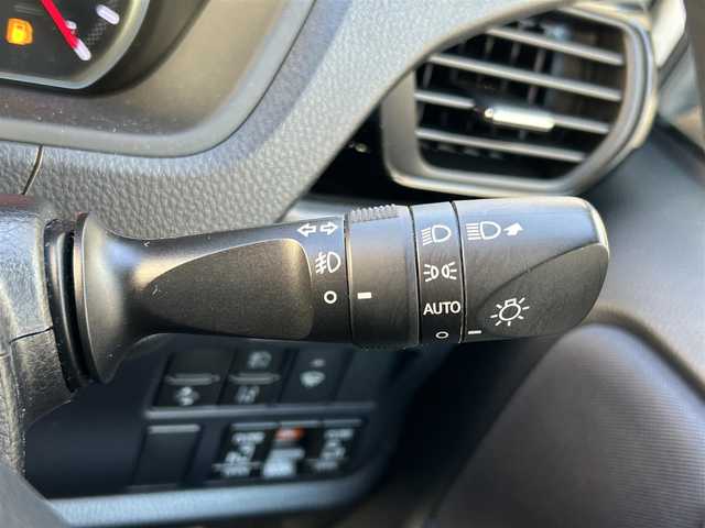 トヨタ ヴォクシー ZS 煌Ⅱ 道東・釧路十勝 2017(平29)年 4万km ホワイトパールクリスタルシャイン 4WD/寒冷地仕様/Toyota Safety SenseC/・PCS(プリクラッシュセーフティ)/・LDA(レーンディパーチャーアラート)/・オートマチックハイビーム/・先行車発進告知機能/純正ディーラーOPナビ/ (CD/DVD/BT)/フルセグTV/バックカメラ/ビルトインETC/両側パワースライドドア/革巻きステアリング/ステアリングスイッチ/プッシュスタート/スマートキー/スペアキー/純正キー1体型エンジンスターター/純正16インチAW/社外15インチAW付スタッドレスタイヤ積込/オートライト/純正LEDヘッドライト/フォグランプ/ウインカーミラー/電動格納ミラー/純正フロアマット/横滑り防止装置/アイドリングストップ/ナビ取扱説明書/取扱説明書/保証書