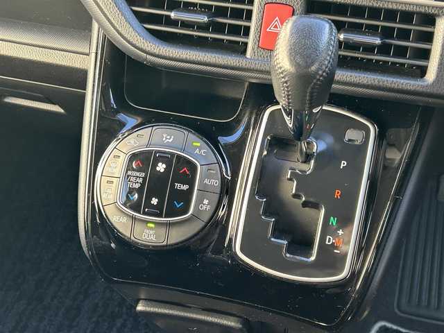 トヨタ ヴォクシー ZS 煌Ⅱ 道東・釧路十勝 2017(平29)年 4万km ホワイトパールクリスタルシャイン 4WD/寒冷地仕様/Toyota Safety SenseC/・PCS(プリクラッシュセーフティ)/・LDA(レーンディパーチャーアラート)/・オートマチックハイビーム/・先行車発進告知機能/純正ディーラーOPナビ/ (CD/DVD/BT)/フルセグTV/バックカメラ/ビルトインETC/両側パワースライドドア/革巻きステアリング/ステアリングスイッチ/プッシュスタート/スマートキー/スペアキー/純正キー1体型エンジンスターター/純正16インチAW/社外15インチAW付スタッドレスタイヤ積込/オートライト/純正LEDヘッドライト/フォグランプ/ウインカーミラー/電動格納ミラー/純正フロアマット/横滑り防止装置/アイドリングストップ/ナビ取扱説明書/取扱説明書/保証書