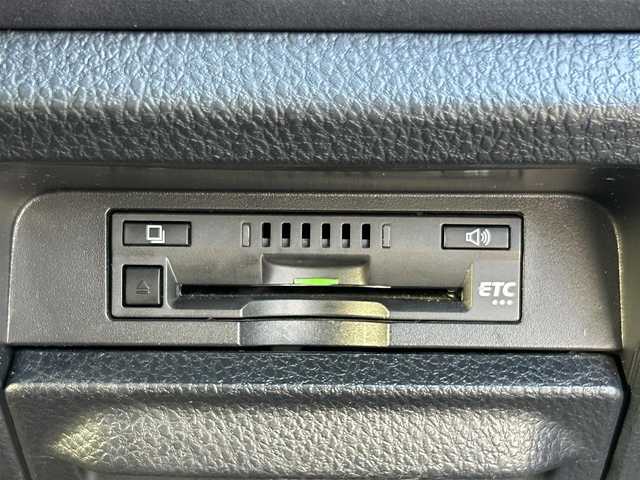 トヨタ ヴォクシー ZS 煌Ⅱ 道東・釧路十勝 2017(平29)年 4万km ホワイトパールクリスタルシャイン 4WD/寒冷地仕様/Toyota Safety SenseC/・PCS(プリクラッシュセーフティ)/・LDA(レーンディパーチャーアラート)/・オートマチックハイビーム/・先行車発進告知機能/純正ディーラーOPナビ/ (CD/DVD/BT)/フルセグTV/バックカメラ/ビルトインETC/両側パワースライドドア/革巻きステアリング/ステアリングスイッチ/プッシュスタート/スマートキー/スペアキー/純正キー1体型エンジンスターター/純正16インチAW/社外15インチAW付スタッドレスタイヤ積込/オートライト/純正LEDヘッドライト/フォグランプ/ウインカーミラー/電動格納ミラー/純正フロアマット/横滑り防止装置/アイドリングストップ/ナビ取扱説明書/取扱説明書/保証書