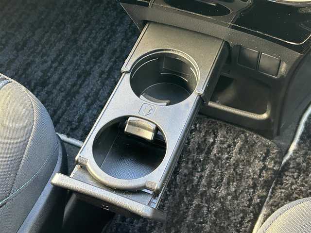 トヨタ ヴォクシー ZS 煌Ⅱ 道東・釧路十勝 2017(平29)年 4万km ホワイトパールクリスタルシャイン 4WD/寒冷地仕様/Toyota Safety SenseC/・PCS(プリクラッシュセーフティ)/・LDA(レーンディパーチャーアラート)/・オートマチックハイビーム/・先行車発進告知機能/純正ディーラーOPナビ/ (CD/DVD/BT)/フルセグTV/バックカメラ/ビルトインETC/両側パワースライドドア/革巻きステアリング/ステアリングスイッチ/プッシュスタート/スマートキー/スペアキー/純正キー1体型エンジンスターター/純正16インチAW/社外15インチAW付スタッドレスタイヤ積込/オートライト/純正LEDヘッドライト/フォグランプ/ウインカーミラー/電動格納ミラー/純正フロアマット/横滑り防止装置/アイドリングストップ/ナビ取扱説明書/取扱説明書/保証書