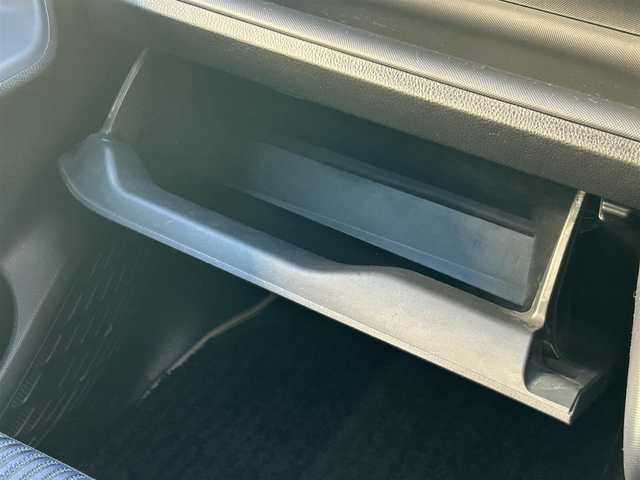 トヨタ ヴォクシー ZS 煌Ⅱ 道東・釧路十勝 2017(平29)年 4万km ホワイトパールクリスタルシャイン 4WD/寒冷地仕様/Toyota Safety SenseC/・PCS(プリクラッシュセーフティ)/・LDA(レーンディパーチャーアラート)/・オートマチックハイビーム/・先行車発進告知機能/純正ディーラーOPナビ/ (CD/DVD/BT)/フルセグTV/バックカメラ/ビルトインETC/両側パワースライドドア/革巻きステアリング/ステアリングスイッチ/プッシュスタート/スマートキー/スペアキー/純正キー1体型エンジンスターター/純正16インチAW/社外15インチAW付スタッドレスタイヤ積込/オートライト/純正LEDヘッドライト/フォグランプ/ウインカーミラー/電動格納ミラー/純正フロアマット/横滑り防止装置/アイドリングストップ/ナビ取扱説明書/取扱説明書/保証書