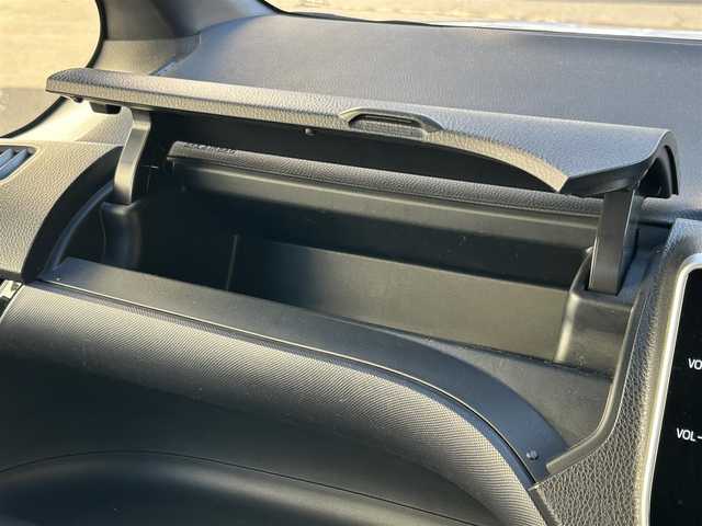 トヨタ ヴォクシー ZS 煌Ⅱ 道東・釧路十勝 2017(平29)年 4万km ホワイトパールクリスタルシャイン 4WD/寒冷地仕様/Toyota Safety SenseC/・PCS(プリクラッシュセーフティ)/・LDA(レーンディパーチャーアラート)/・オートマチックハイビーム/・先行車発進告知機能/純正ディーラーOPナビ/ (CD/DVD/BT)/フルセグTV/バックカメラ/ビルトインETC/両側パワースライドドア/革巻きステアリング/ステアリングスイッチ/プッシュスタート/スマートキー/スペアキー/純正キー1体型エンジンスターター/純正16インチAW/社外15インチAW付スタッドレスタイヤ積込/オートライト/純正LEDヘッドライト/フォグランプ/ウインカーミラー/電動格納ミラー/純正フロアマット/横滑り防止装置/アイドリングストップ/ナビ取扱説明書/取扱説明書/保証書