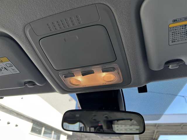 トヨタ ヴォクシー ZS 煌Ⅱ 道東・釧路十勝 2017(平29)年 4万km ホワイトパールクリスタルシャイン 4WD/寒冷地仕様/Toyota Safety SenseC/・PCS(プリクラッシュセーフティ)/・LDA(レーンディパーチャーアラート)/・オートマチックハイビーム/・先行車発進告知機能/純正ディーラーOPナビ/ (CD/DVD/BT)/フルセグTV/バックカメラ/ビルトインETC/両側パワースライドドア/革巻きステアリング/ステアリングスイッチ/プッシュスタート/スマートキー/スペアキー/純正キー1体型エンジンスターター/純正16インチAW/社外15インチAW付スタッドレスタイヤ積込/オートライト/純正LEDヘッドライト/フォグランプ/ウインカーミラー/電動格納ミラー/純正フロアマット/横滑り防止装置/アイドリングストップ/ナビ取扱説明書/取扱説明書/保証書