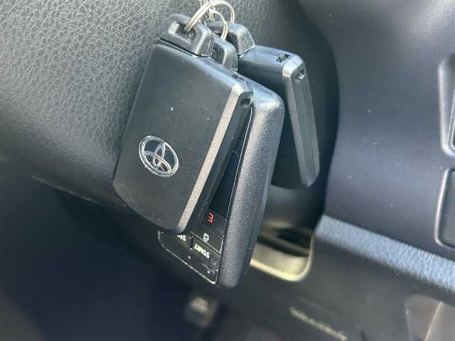 トヨタ ヴォクシー ZS 煌Ⅱ 道東・釧路十勝 2017(平29)年 4万km ホワイトパールクリスタルシャイン 4WD/寒冷地仕様/Toyota Safety SenseC/・PCS(プリクラッシュセーフティ)/・LDA(レーンディパーチャーアラート)/・オートマチックハイビーム/・先行車発進告知機能/純正ディーラーOPナビ/ (CD/DVD/BT)/フルセグTV/バックカメラ/ビルトインETC/両側パワースライドドア/革巻きステアリング/ステアリングスイッチ/プッシュスタート/スマートキー/スペアキー/純正キー1体型エンジンスターター/純正16インチAW/社外15インチAW付スタッドレスタイヤ積込/オートライト/純正LEDヘッドライト/フォグランプ/ウインカーミラー/電動格納ミラー/純正フロアマット/横滑り防止装置/アイドリングストップ/ナビ取扱説明書/取扱説明書/保証書