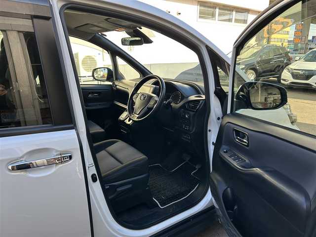 トヨタ ヴォクシー ZS 煌Ⅱ 道東・釧路十勝 2017(平29)年 4万km ホワイトパールクリスタルシャイン 4WD/寒冷地仕様/Toyota Safety SenseC/・PCS(プリクラッシュセーフティ)/・LDA(レーンディパーチャーアラート)/・オートマチックハイビーム/・先行車発進告知機能/純正ディーラーOPナビ/ (CD/DVD/BT)/フルセグTV/バックカメラ/ビルトインETC/両側パワースライドドア/革巻きステアリング/ステアリングスイッチ/プッシュスタート/スマートキー/スペアキー/純正キー1体型エンジンスターター/純正16インチAW/社外15インチAW付スタッドレスタイヤ積込/オートライト/純正LEDヘッドライト/フォグランプ/ウインカーミラー/電動格納ミラー/純正フロアマット/横滑り防止装置/アイドリングストップ/ナビ取扱説明書/取扱説明書/保証書