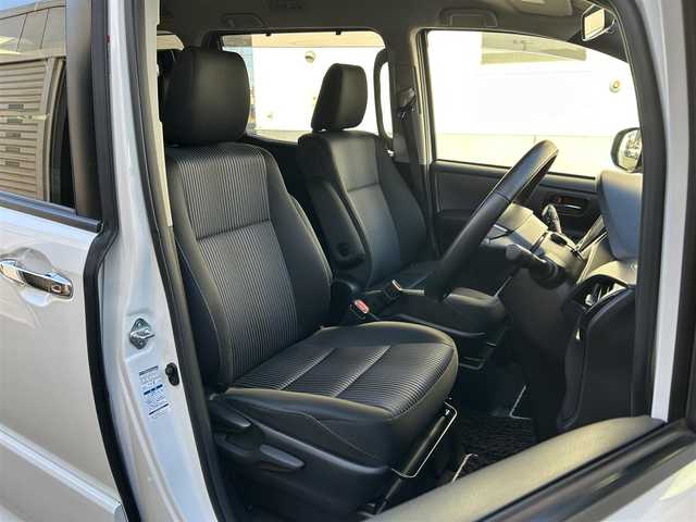 トヨタ ヴォクシー ZS 煌Ⅱ 道東・釧路十勝 2017(平29)年 4万km ホワイトパールクリスタルシャイン 4WD/寒冷地仕様/Toyota Safety SenseC/・PCS(プリクラッシュセーフティ)/・LDA(レーンディパーチャーアラート)/・オートマチックハイビーム/・先行車発進告知機能/純正ディーラーOPナビ/ (CD/DVD/BT)/フルセグTV/バックカメラ/ビルトインETC/両側パワースライドドア/革巻きステアリング/ステアリングスイッチ/プッシュスタート/スマートキー/スペアキー/純正キー1体型エンジンスターター/純正16インチAW/社外15インチAW付スタッドレスタイヤ積込/オートライト/純正LEDヘッドライト/フォグランプ/ウインカーミラー/電動格納ミラー/純正フロアマット/横滑り防止装置/アイドリングストップ/ナビ取扱説明書/取扱説明書/保証書