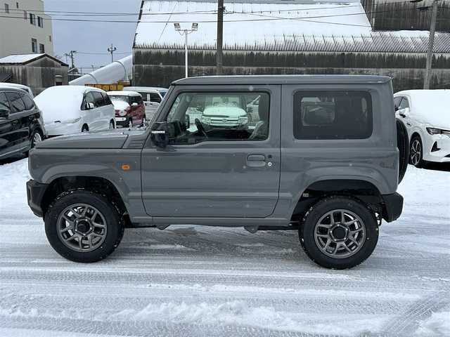 スズキ ジムニー XC 山形県 2024(令6)年 0.1万km未満 ミディアムグレー パートタイム4WD/デュアルセンサーブレーキサポート/クルーズコントロール/LEDオートヘッドライト/シートヒーター/純正16インチアルミホイール/アイドリングストップ/コーナーセンサー/ステアリングスイッチ/IC付ターボ/電動格納ウィンカーミラー/ミラーヒーター/フォグランプ/スマートキー×2