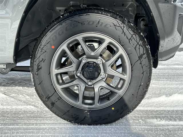 スズキ ジムニー XC 山形県 2024(令6)年 0.1万km未満 ミディアムグレー パートタイム4WD/デュアルセンサーブレーキサポート/クルーズコントロール/LEDオートヘッドライト/シートヒーター/純正16インチアルミホイール/アイドリングストップ/コーナーセンサー/ステアリングスイッチ/IC付ターボ/電動格納ウィンカーミラー/ミラーヒーター/フォグランプ/スマートキー×2
