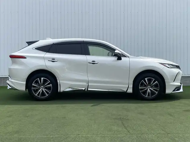 トヨタ ハリアー G 香川県 2021(令3)年 3万km ホワイトパールクリスタルシャイン 登録時走行距離：29418km/モデリスタエアロ（フロント・サイド・リアアンダー）/メーカー純正ディスプレイオーディオ/　BT フルセグTV/バックカメラ/ETC/ドライブレコーダー/デジタルインナーミラー/プリクラッシュセーフティシステム/レーダークルーズコントロール/レーンキープアシスト/クリアランスソナー/パーキングサポートブレーキ/ロードサインアシスト/MTモード付AT/電子パーキングブレーキ/LEDヘッドライト/オートライト/フォグランプ/オートハイビーム/革調シートカバー/プッシュスタート/スマートキー