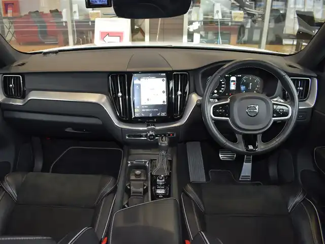 ボルボ ＸＣ６０ D4 AWD Rデザイン 神奈川県 2018(平30)年 2.4万km クリスタルホワイトP パノラマルーフ/純正HDDナビ/純正１9インチAW/パドルシフト/Rデザインハーフレザー/ドライブレコーダー/追従機能付きクルーズコントロール/クリアランスソナー/レーンキープアシスト/パワーシート(D＋N)/シートヒーター(D＋N)/シートベンチレーション(D＋N)/オートライト/LEDヘッドライト/プッシュスタート/純正フロアマット/パワーバックドア