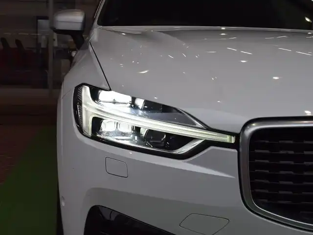 ボルボ ＸＣ６０ D4 AWD Rデザイン 神奈川県 2018(平30)年 2.4万km クリスタルホワイトP パノラマルーフ/純正HDDナビ/純正１9インチAW/パドルシフト/Rデザインハーフレザー/ドライブレコーダー/追従機能付きクルーズコントロール/クリアランスソナー/レーンキープアシスト/パワーシート(D＋N)/シートヒーター(D＋N)/シートベンチレーション(D＋N)/オートライト/LEDヘッドライト/プッシュスタート/純正フロアマット/パワーバックドア