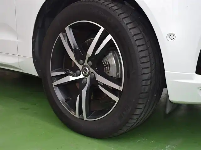 ボルボ ＸＣ６０ D4 AWD Rデザイン 神奈川県 2018(平30)年 2.4万km クリスタルホワイトP パノラマルーフ/純正HDDナビ/純正１9インチAW/パドルシフト/Rデザインハーフレザー/ドライブレコーダー/追従機能付きクルーズコントロール/クリアランスソナー/レーンキープアシスト/パワーシート(D＋N)/シートヒーター(D＋N)/シートベンチレーション(D＋N)/オートライト/LEDヘッドライト/プッシュスタート/純正フロアマット/パワーバックドア