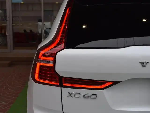 ボルボ ＸＣ６０ D4 AWD Rデザイン 神奈川県 2018(平30)年 2.4万km クリスタルホワイトP パノラマルーフ/純正HDDナビ/純正１9インチAW/パドルシフト/Rデザインハーフレザー/ドライブレコーダー/追従機能付きクルーズコントロール/クリアランスソナー/レーンキープアシスト/パワーシート(D＋N)/シートヒーター(D＋N)/シートベンチレーション(D＋N)/オートライト/LEDヘッドライト/プッシュスタート/純正フロアマット/パワーバックドア