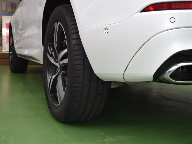 ボルボ ＸＣ６０ D4 AWD Rデザイン 神奈川県 2018(平30)年 2.4万km クリスタルホワイトP パノラマルーフ/純正HDDナビ/純正１9インチAW/パドルシフト/Rデザインハーフレザー/ドライブレコーダー/追従機能付きクルーズコントロール/クリアランスソナー/レーンキープアシスト/パワーシート(D＋N)/シートヒーター(D＋N)/シートベンチレーション(D＋N)/オートライト/LEDヘッドライト/プッシュスタート/純正フロアマット/パワーバックドア