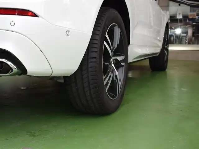 ボルボ ＸＣ６０ D4 AWD Rデザイン 神奈川県 2018(平30)年 2.4万km クリスタルホワイトP パノラマルーフ/純正HDDナビ/純正１9インチAW/パドルシフト/Rデザインハーフレザー/ドライブレコーダー/追従機能付きクルーズコントロール/クリアランスソナー/レーンキープアシスト/パワーシート(D＋N)/シートヒーター(D＋N)/シートベンチレーション(D＋N)/オートライト/LEDヘッドライト/プッシュスタート/純正フロアマット/パワーバックドア
