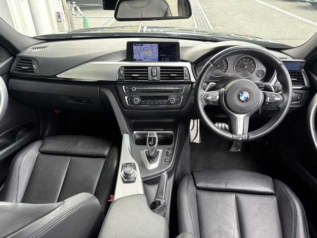 ＢＭＷ アクティブハイブリッド 3 Mスポーツ 東京都 2013(平25)年 8.4万km サファイアブラックP 右ハンドル/E-8スポーツAT/クローム枠付無塗装縦桟（８本）フロント大型グリル/開口部フォグランプホール別体フロントエアロバンパー/ハイグロスシャドーライン（ブラック光沢仕上げ）（サイドウィンドウモール）/大型サイドシルスポイラー/下部ブラックリアエアロバンパー/革巻きスポーツステアリングホイール/パドルシフト /アルミニウムヘキサゴン/ブラックインパネ加飾/スポーツシート（運転席/助手席）/ナビ/バックカメラ/ドライブレコーダー/クルーズコントロール/パワーシート/シートメモリー/シートヒーター/クリアランスソナー/パドルシフト/レーダー探知機/ＥＴＣ/プッシュスタート