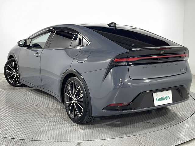 トヨタ プリウス Z 広島県 2023(令5)年 1.2万km グレー 純正12.3型ナビ/全周囲カメラ/サンルーフ/パーキングアシスト/温冷シート/デジタルインナーミラー/ステンリングヒーター/パワーシート/レーダークルーズコントロール/ＥＴＣ２．０/コーナーセンサー/ワイヤレス充電/ブラインドスポットモニター/衝突軽減/レーンキープアシスト/踏み間違い防止/レザー/1500W電源/オートマチックハイビーム/純正19インチアルミホイール(195/50/R19)/エアバッグ(運転席/助手席/サイド/カーテン)