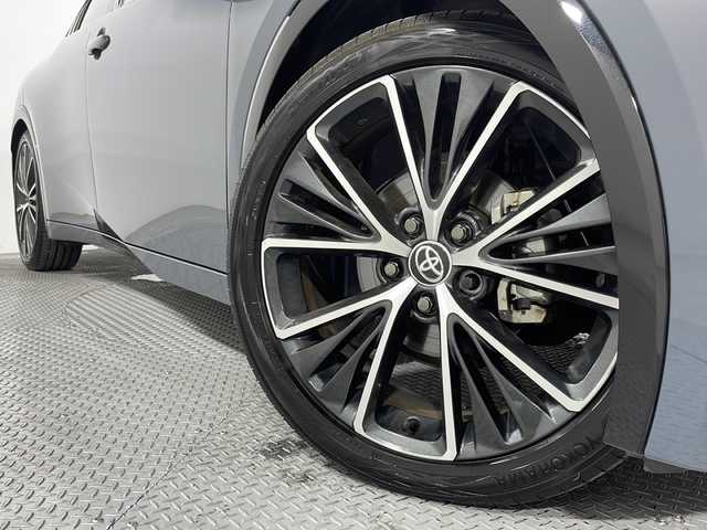 トヨタ プリウス Z 広島県 2023(令5)年 1.2万km グレー 純正12.3型ナビ/全周囲カメラ/サンルーフ/パーキングアシスト/温冷シート/デジタルインナーミラー/ステンリングヒーター/パワーシート/レーダークルーズコントロール/ＥＴＣ２．０/コーナーセンサー/ワイヤレス充電/ブラインドスポットモニター/衝突軽減/レーンキープアシスト/踏み間違い防止/レザー/1500W電源/オートマチックハイビーム/純正19インチアルミホイール(195/50/R19)/エアバッグ(運転席/助手席/サイド/カーテン)