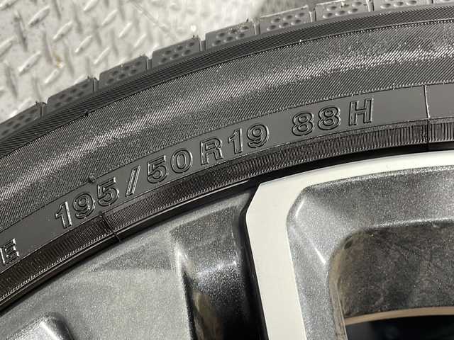 トヨタ プリウス Z 広島県 2023(令5)年 1.2万km グレー 純正12.3型ナビ/全周囲カメラ/サンルーフ/パーキングアシスト/温冷シート/デジタルインナーミラー/ステンリングヒーター/パワーシート/レーダークルーズコントロール/ＥＴＣ２．０/コーナーセンサー/ワイヤレス充電/ブラインドスポットモニター/衝突軽減/レーンキープアシスト/踏み間違い防止/レザー/1500W電源/オートマチックハイビーム/純正19インチアルミホイール(195/50/R19)/エアバッグ(運転席/助手席/サイド/カーテン)