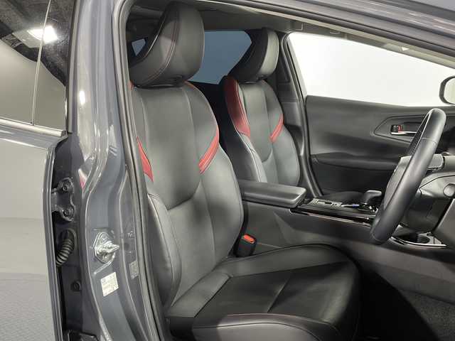 トヨタ プリウス Z 広島県 2023(令5)年 1.2万km グレー 純正12.3型ナビ/全周囲カメラ/サンルーフ/パーキングアシスト/温冷シート/デジタルインナーミラー/ステンリングヒーター/パワーシート/レーダークルーズコントロール/ＥＴＣ２．０/コーナーセンサー/ワイヤレス充電/ブラインドスポットモニター/衝突軽減/レーンキープアシスト/踏み間違い防止/レザー/1500W電源/オートマチックハイビーム/純正19インチアルミホイール(195/50/R19)/エアバッグ(運転席/助手席/サイド/カーテン)