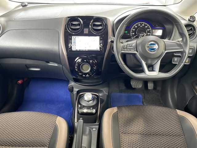 日産 ノート e－パワー メダリスト 埼玉県 2017(平29)年 6.8万km ブリリアントホワイトパール 日産セーフティアシスト/ ・エマージェンシーブレーキ/ ・車線逸脱防止支援システム/ ・アラウンドビューモニター/ ・スマートルームミラー/純正SDナビゲーション(MM316D-W)/AM/FM/CD/DVD/BT/フルセグＴＶ/純正ドライブレコーダー(前方)/ＬＥＤヘッドライト/フォグランプ/ツィーター(ALPAIN)/ドアバイザー/NISMO16インチアルミホイール/純正15インチAW付スタッドレスタイヤ４本積込/スペアキー１ヶ/保証書/取扱説明書