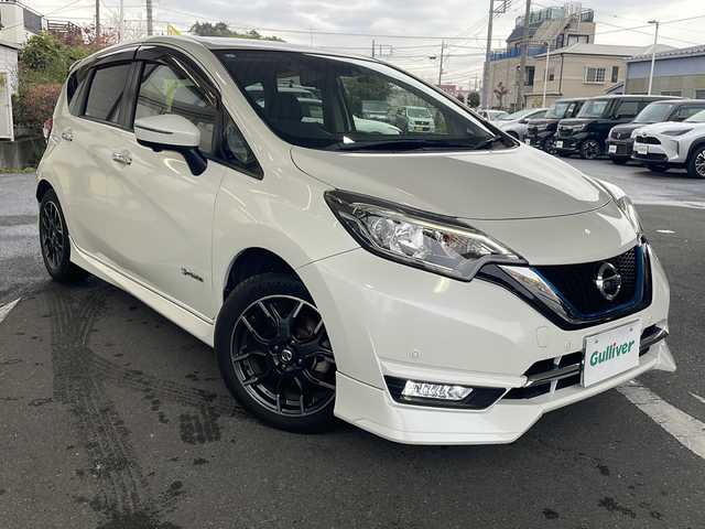日産 ノート e－パワー メダリスト 埼玉県 2017(平29)年 6.8万km ブリリアントホワイトパール 日産セーフティアシスト/ ・エマージェンシーブレーキ/ ・車線逸脱防止支援システム/ ・アラウンドビューモニター/ ・スマートルームミラー/純正SDナビゲーション(MM316D-W)/AM/FM/CD/DVD/BT/フルセグＴＶ/純正ドライブレコーダー(前方)/ＬＥＤヘッドライト/フォグランプ/ツィーター(ALPAIN)/ドアバイザー/NISMO16インチアルミホイール/純正15インチAW付スタッドレスタイヤ４本積込/スペアキー１ヶ/保証書/取扱説明書