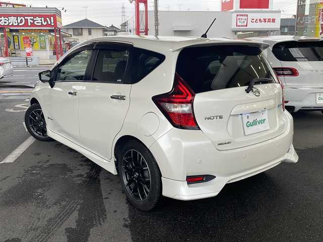 日産 ノート e－パワー メダリスト 埼玉県 2017(平29)年 6.8万km ブリリアントホワイトパール 日産セーフティアシスト/ ・エマージェンシーブレーキ/ ・車線逸脱防止支援システム/ ・アラウンドビューモニター/ ・スマートルームミラー/純正SDナビゲーション(MM316D-W)/AM/FM/CD/DVD/BT/フルセグＴＶ/純正ドライブレコーダー(前方)/ＬＥＤヘッドライト/フォグランプ/ツィーター(ALPAIN)/ドアバイザー/NISMO16インチアルミホイール/純正15インチAW付スタッドレスタイヤ４本積込/スペアキー１ヶ/保証書/取扱説明書
