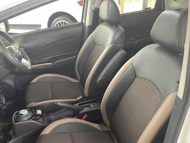 日産 ノート e－パワー メダリスト 埼玉県 2017(平29)年 6.8万km ブリリアントホワイトパール 日産セーフティアシスト/ ・エマージェンシーブレーキ/ ・車線逸脱防止支援システム/ ・アラウンドビューモニター/ ・スマートルームミラー/純正SDナビゲーション(MM316D-W)/AM/FM/CD/DVD/BT/フルセグＴＶ/純正ドライブレコーダー(前方)/ＬＥＤヘッドライト/フォグランプ/ツィーター(ALPAIN)/ドアバイザー/NISMO16インチアルミホイール/純正15インチAW付スタッドレスタイヤ４本積込/スペアキー１ヶ/保証書/取扱説明書